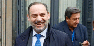 ¡Ábalos al Borde del Precipicio: Si Entra en Prisión, Pierde su Sueldo, su Voto y su Voz en el Congreso – ¡Pero Mantiene su Acta y Podría «Embarrar» al PSOE Desde la Celda!