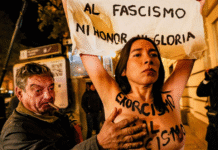 ¡Detenido el Agresor de las Activistas de Femen en el Acto por Franco: «No Toque, No Toque» – ¡Un Toque Indeseado que Enciende la Ira en Madrid y Provoca una Detención Inmediata! Un hombre agrede a una activista de Femen durante una protesta con motivo del aniversario del 20-N REUTERS/Violeta Santos Moura