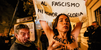 ¡Detenido el Agresor de las Activistas de Femen en el Acto por Franco: «No Toque, No Toque» – ¡Un Toque Indeseado que Enciende la Ira en Madrid y Provoca una Detención Inmediata! Un hombre agrede a una activista de Femen durante una protesta con motivo del aniversario del 20-N REUTERS/Violeta Santos Moura