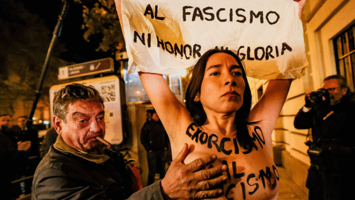 Un hombre agrede a una activista de Femen durante una protesta con motivo del aniversario del 20-N REUTERS/Violeta Santos Moura