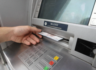 UN HOMBRE COBRA 34 SUELDOS POR ERROR, SE LARGA CON 80.000€, SE COMPRA UN COCHE Y SE MUDA… ¡PERO LA EMPRESA LE CAZA Y LO ACUSA DE FRAUDE! ¿HEROÍSMO O ROBO? EL SUPREMO DECIDE: ¿SE LO QUEDA O RUINA TOTAL?