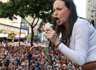 MARÍA CORINA MACHADO, NOBEL DE LA PAZ 2025, ABRAZA A TRUMP: «¡VENEZOLANOS APOYAN SU GUERRA CONTRA MADURO, EL NARCOTERRORISTA! ¿INVASIÓN INMINENTE O FIN DEL RÉGIMEN?» – TIME ACUSA: ¿FAKE NEWS PARA DRONES YANQUIS?