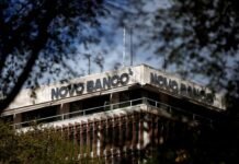 La policía portuguesa registra KPMG y Novo Banco por corrupción y blanqueo en la venta de activos Sede de Novo Banco en Lisboa. (Reuters/Pedro Nunes)