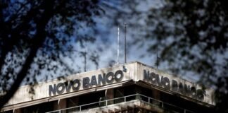 La policía portuguesa registra KPMG y Novo Banco por corrupción y blanqueo en la venta de activos Sede de Novo Banco en Lisboa. (Reuters/Pedro Nunes)