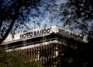 La policía portuguesa registra KPMG y Novo Banco por corrupción y blanqueo en la venta de activos Sede de Novo Banco en Lisboa. (Reuters/Pedro Nunes)