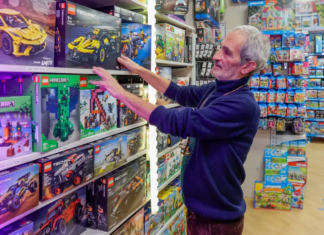 ¡Los «Kidults» Salvan el Sector Juguetero: Adultos que Gastan Cientos en Nostalgia y Coleccionismo – «¡Cuando Tienes Dinero, Te Vuelves Loco Comprando lo que Soñabas de Pequeño!»
