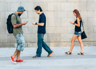 ¡España Mira al Futuro con Pesimismo: La Mayoría Cree que Habrá Más Soledad, Paro y Delincuencia en la Próxima Década – ¡Robots Sustituyendo Empleos y Desastres Naturales al Alza!