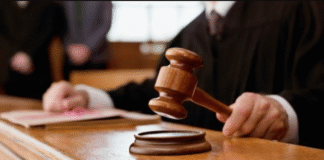 ¡Pescando en Baja: Vendedor Despedido Tras 12 Años por Fingir Dolor – ¡Justicia Avala el Despido como «Procedente» y Envía un Mensaje Brutal a los Simuladores!