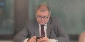 ¡Cazado al Ex Presidente de Correos «Nervioso» en Plena Investigación: ¡Víctor Calvo, Pillado en un Momento de Tensión que Levanta Sospechas!