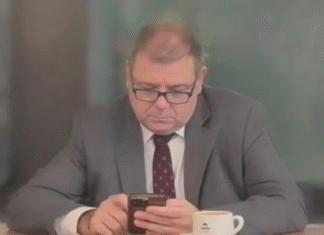 ¡Cazado al Ex Presidente de Correos «Nervioso» en Plena Investigación: ¡Víctor Calvo, Pillado en un Momento de Tensión que Levanta Sospechas!