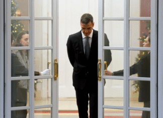 ¡Sánchez Hace Balance de 2025 Cercado por Escándalos de Corrupción y Acoso: «Aguantaremos Sin Cambios» – ¡Un Año Negro que Deja al Gobierno al Borde del Abismo!