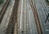 Crisis en el transporte ferroviario: España enfrenta un deterioro histórico de su infraestructura a couple of people standing on top of train tracks