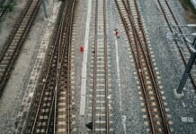 Crisis en el transporte ferroviario: España enfrenta un deterioro histórico de su infraestructura a couple of people standing on top of train tracks