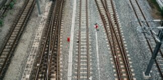 Crisis en el transporte ferroviario: España enfrenta un deterioro histórico de su infraestructura a couple of people standing on top of train tracks