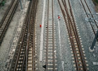 Crisis en el transporte ferroviario: España enfrenta un deterioro histórico de su infraestructura a couple of people standing on top of train tracks