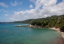 Crisis Geopolítica en el Caribe: El Papel de Cuba en el Equilibrio Regional green and brown mountain beside body of water during daytime