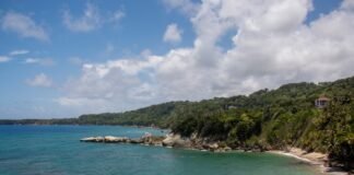 Crisis Geopolítica en el Caribe: El Papel de Cuba en el Equilibrio Regional green and brown mountain beside body of water during daytime