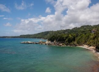 Crisis Geopolítica en el Caribe: El Papel de Cuba en el Equilibrio Regional green and brown mountain beside body of water during daytime