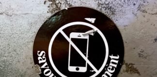 La epidemia silenciosa: cómo los smartphones están transformando la seguridad vial en España black and white round wall decor