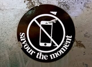 La epidemia silenciosa: cómo los smartphones están transformando la seguridad vial en España black and white round wall decor