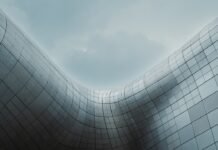 La paradoja económica española: cuando el crecimiento no llega a los ciudadanos a building with many windows