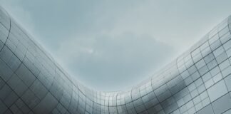 La paradoja económica española: cuando el crecimiento no llega a los ciudadanos a building with many windows