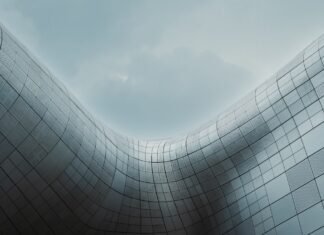 La paradoja económica española: cuando el crecimiento no llega a los ciudadanos a building with many windows