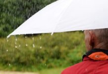 La meteorología adversa paraliza LaLiga: cuando la seguridad prima sobre el espectáculo a man holding an umbrella in the rain