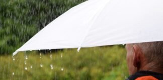 La meteorología adversa paraliza LaLiga: cuando la seguridad prima sobre el espectáculo a man holding an umbrella in the rain