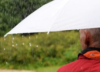 La meteorología adversa paraliza LaLiga: cuando la seguridad prima sobre el espectáculo a man holding an umbrella in the rain