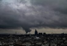 El clima adverso agrava la crisis invernal de la hostelería valenciana a city with a cloudy sky