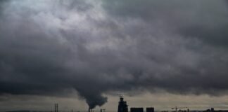 El clima adverso agrava la crisis invernal de la hostelería valenciana a city with a cloudy sky