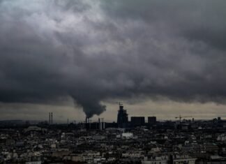 El clima adverso agrava la crisis invernal de la hostelería valenciana a city with a cloudy sky