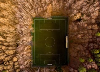 El singular camino futbolístico de Mateo Rodríguez: de las canteras españolas al fútbol andorrano aerial photo of soccer field