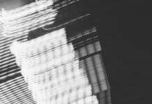 La brecha entre regulación y realidad: el desafío de proteger a menores en redes sociales a black and white photo of a building