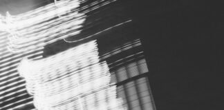 La brecha entre regulación y realidad: el desafío de proteger a menores en redes sociales a black and white photo of a building