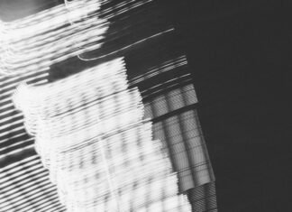 La brecha entre regulación y realidad: el desafío de proteger a menores en redes sociales a black and white photo of a building