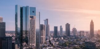 Deutsche Bank acelera su expansión en banca privada española con ambiciosos planes de contratación city buildings under white sky during daytime