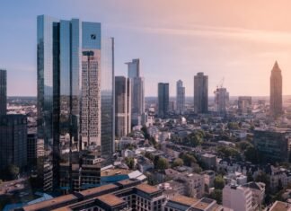 Deutsche Bank acelera su expansión en banca privada española con ambiciosos planes de contratación city buildings under white sky during daytime