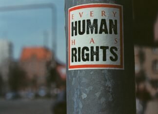 Tecnología y derechos humanos: El dilema de las empresas tecnológicas en conflictos territoriales black and white labeled bottle