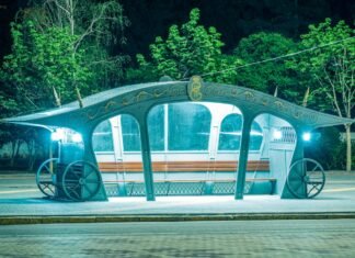 El futuro digital del transporte: cómo la tecnología gemela revolucionará la logística del noroeste español blue and white train on rail