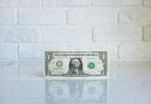 La Revolución de la Transparencia Salarial en España: Cuando los Trabajadores Rompen el Silencio 1 U.S. dollar banknote on white surface