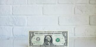 La Revolución de la Transparencia Salarial en España: Cuando los Trabajadores Rompen el Silencio 1 U.S. dollar banknote on white surface