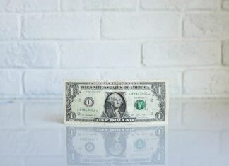 La Revolución de la Transparencia Salarial en España: Cuando los Trabajadores Rompen el Silencio 1 U.S. dollar banknote on white surface