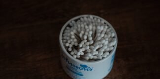 La polémica del marketing farmacéutico: cuando las celebridades promueven medicamentos para la diabetes white and blue labeled can