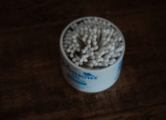 La polémica del marketing farmacéutico: cuando las celebridades promueven medicamentos para la diabetes white and blue labeled can