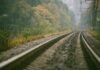 La incertidumbre del transporte ferroviario tras el accidente de Adamuz: análisis de las consecuencias a train track with trees in the background