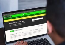 La paradoja tecnológica española: alta inversión en IA y ciberseguridad con escasa confianza en el ecosistema nacional A man sitting in front of a laptop computer