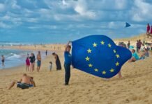 Air Europa reanuda operaciones a Venezuela: Un paso hacia la normalización del transporte aéreo a group of people standing on top of a sandy beach