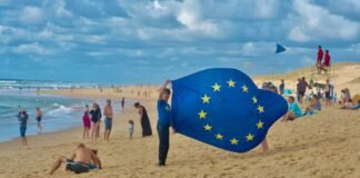 Air Europa reanuda operaciones a Venezuela: Un paso hacia la normalización del transporte aéreo a group of people standing on top of a sandy beach